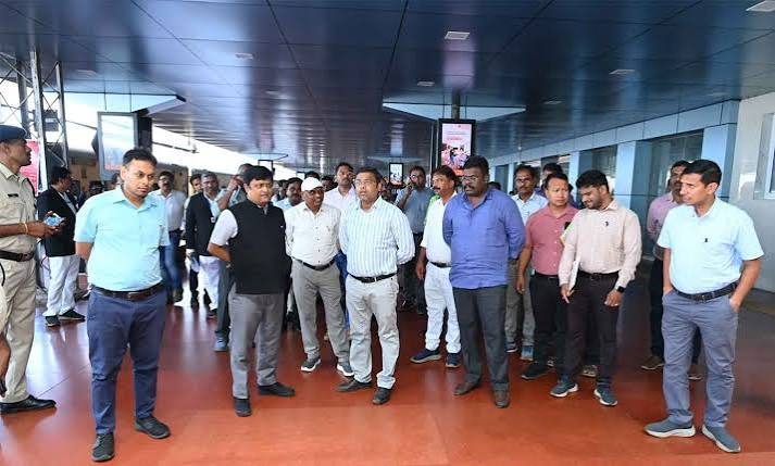 DRM conducts surprise inspection at Visakhapatnam railway station