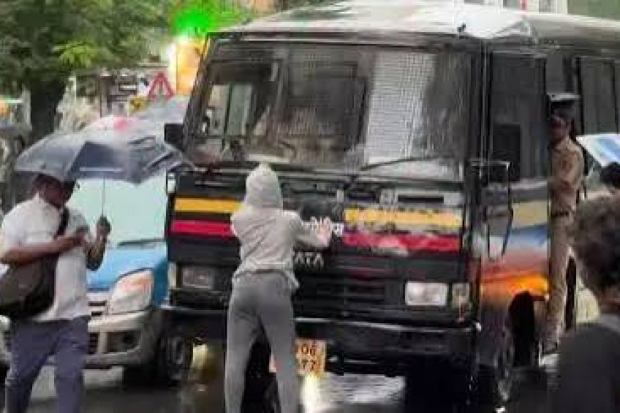 "Know Your Rights": Woman Who Blocked Mumbai Police Van To Free Protesters