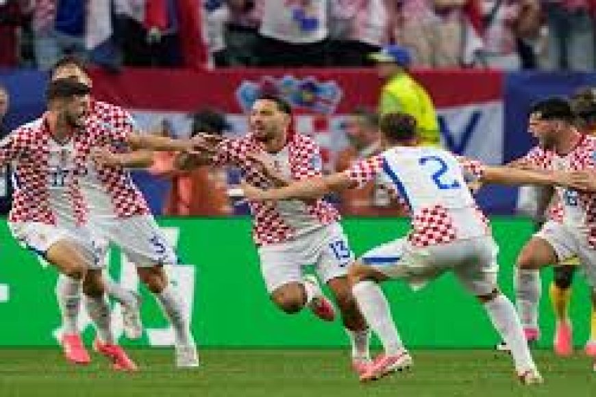 Croatia beat Ghana 2-1 to reach World Cup knockouts