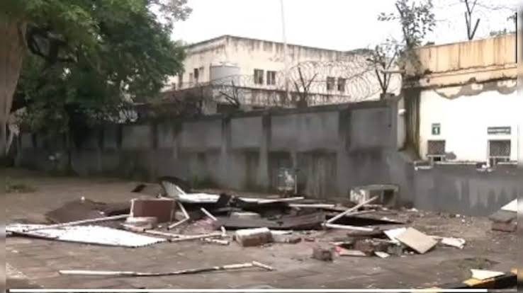 In a tit-for-tat move, India removes structures outside Pak High Commission