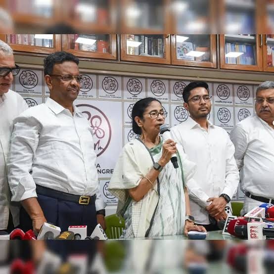 FIR against Mamata Banerjee for 'violating' HC order