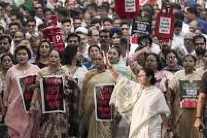 Mamata back to street politics, sits on dharna in Kolkata over post-poll violence