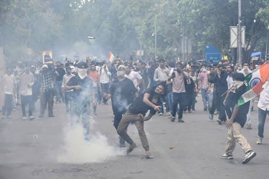 Tear Gas, Lathicharge As At Least 20,000 March With CJP To Parliament ,