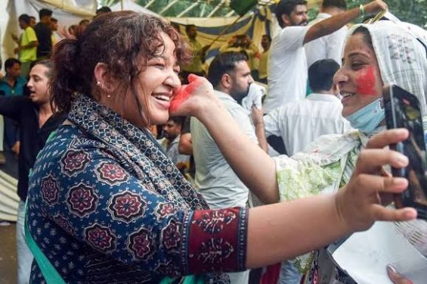 'Hum Jeet Gaye': Tears, joy at Jantar Mantar after Pradhan resigns