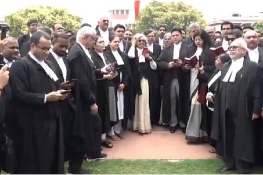 SC lawyers read Preamble in solidarity with Jantar Mantar student protesters