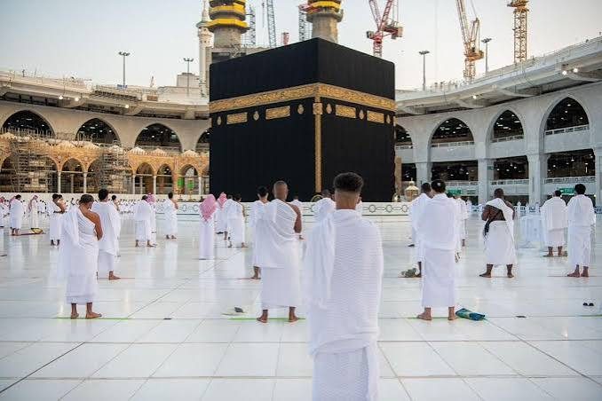 Worshippers brave heavy rain at Grand Mosque in Makkah