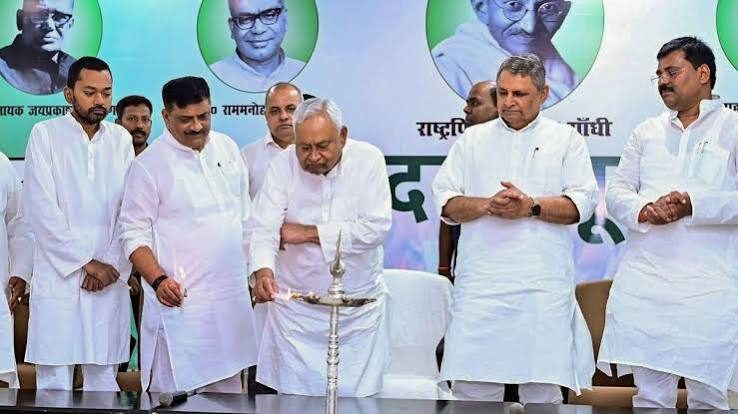 Nitish-Nishant share stage amid cheers: Is JD-U signalling succession?