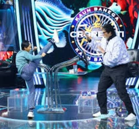 Amitabh Bachchan Injures Knee On KBC 18