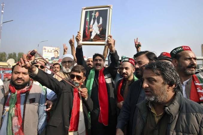 Imran Khan supporters march on Islamabad to demand his release after talks failed