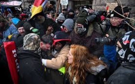 Minneapolis: Pro and anti ICE demonstrators face off in immigration crackdown