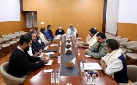 ‘Ignored’ Tharoor skips crucial Congress meet, Kerala unit told to stay united