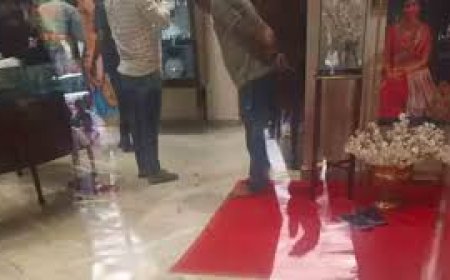 Daylight robbery at jewellery shop in Karimnagar leaves four injured