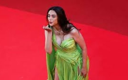 Who 's Aditi Rao Hydari Blowing A Kiss At?