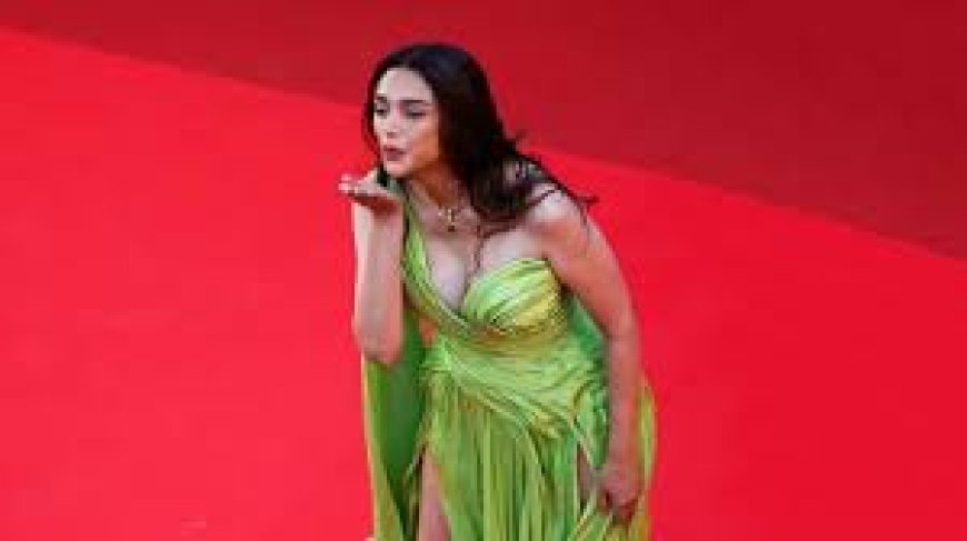 Who 's Aditi Rao Hydari Blowing A Kiss At?