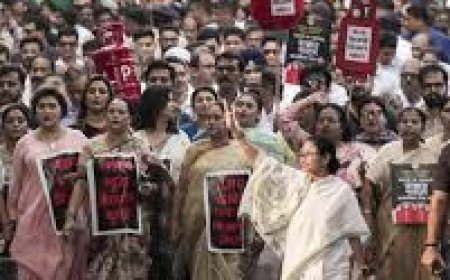 Mamata back to street politics, sits on dharna in Kolkata over post-poll violence