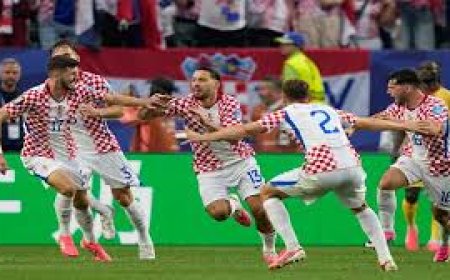 Croatia beat Ghana 2-1 to reach World Cup knockouts