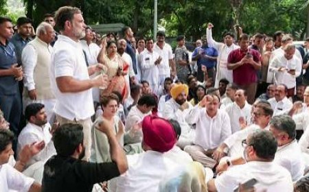 Rahul, Kharge, Priyanka stage sit-in outside PM's residence