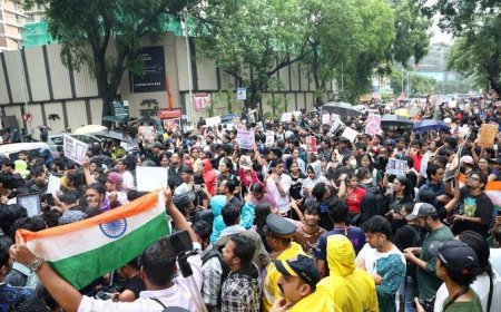 Woman Who Blocked Mumbai Police Van To Free Protesters