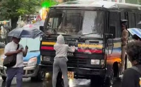 "Know Your Rights": Woman Who Blocked Mumbai Police Van To Free Protesters