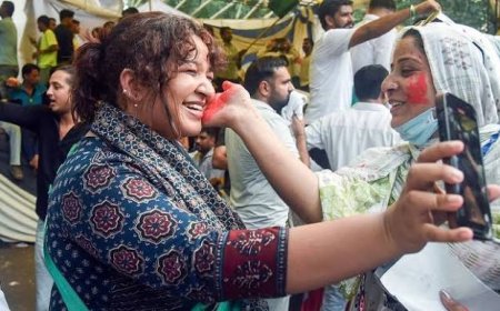 'Hum Jeet Gaye': Tears, joy at Jantar Mantar after Pradhan resigns