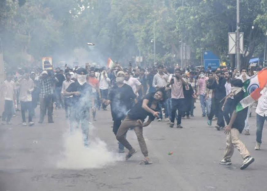 Tear Gas, Lathicharge As At Least 20,000 March With CJP To Parliament ,