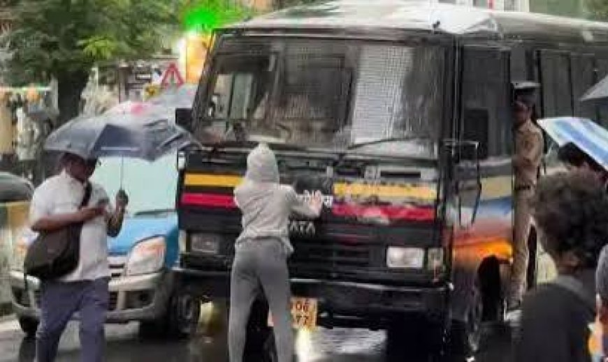 "Know Your Rights": Woman Who Blocked Mumbai Police Van To Free Protesters