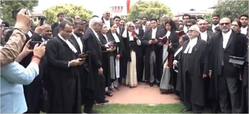 SC lawyers read Preamble in solidarity with Jantar Mantar student protesters